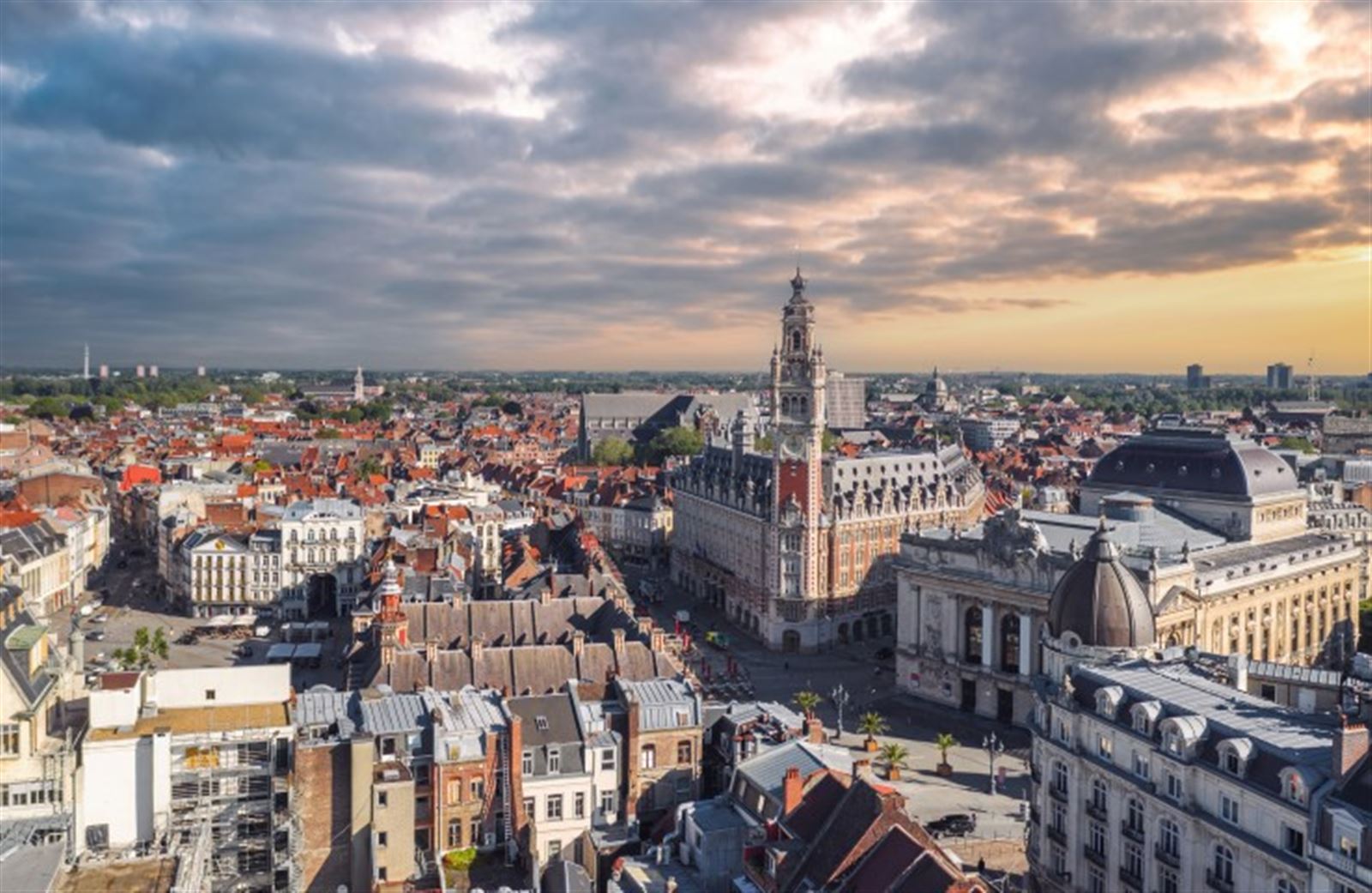 Stadtbild von Lille bei Sonnenuntergang